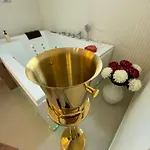 Cocon Diamant - Nuit Romantique - Jacuzzi Et Sauna - Hyper-centre كومبيينْيِ