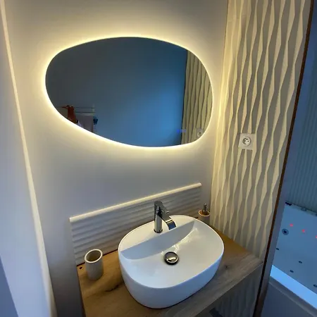 Cocon Diamant - Nuit Romantique - Jacuzzi Et Sauna - Hyper-centre Apartment